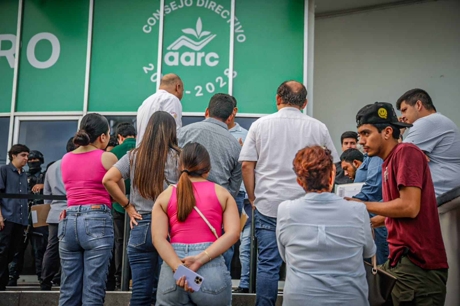 Productores agrícola afuera de la AARC esperando reunión con Columba López