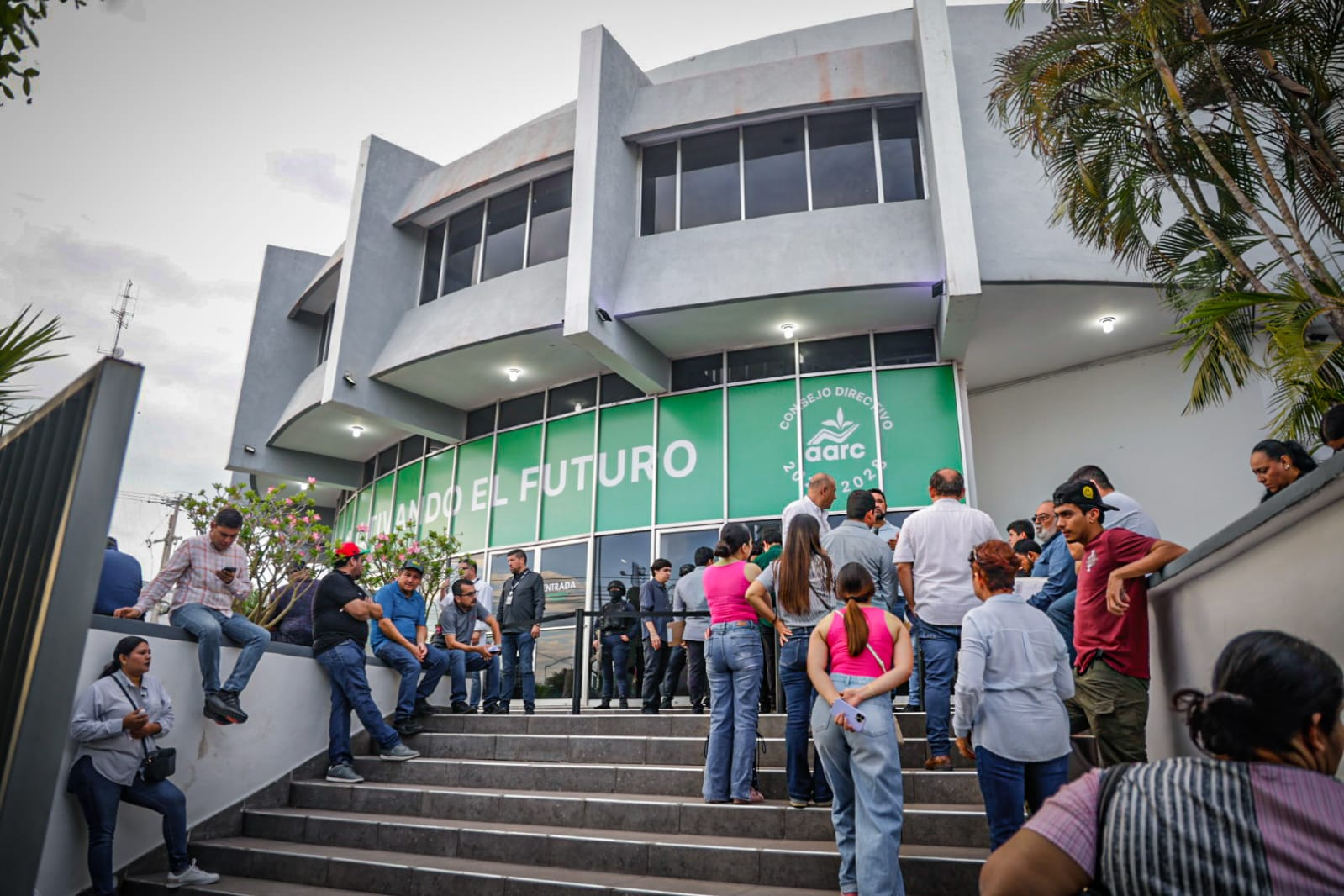 Productores agrícola afuera de la AARC esperando reunión con Columba López