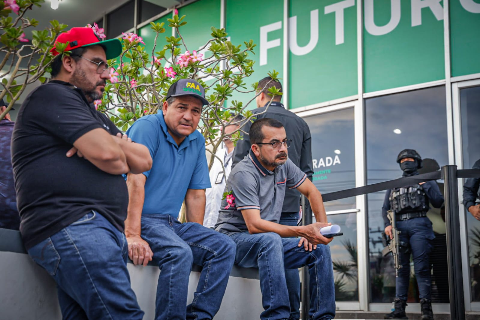 Productores agrícola afuera de la AARC esperando reunión con Columba López