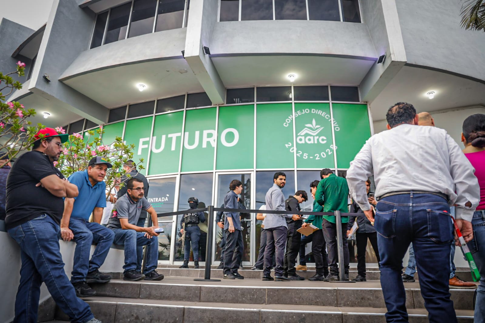 Productores agrícola afuera de la AARC esperando reunión con Columba López