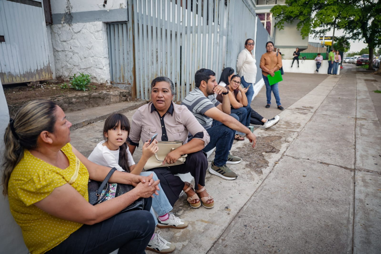 Productores agrícola afuera de la AARC esperando reunión con Columba López