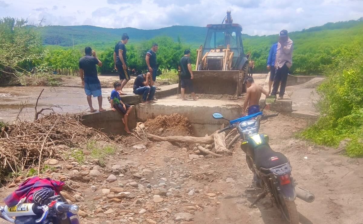 Rehabilitan puente y accesos de Potrero de los Soto dañados por intensas lluvias en El Fuerte