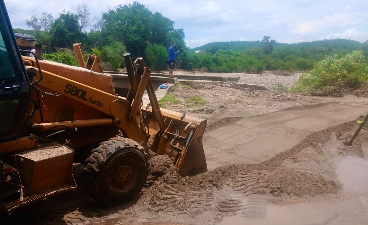 Rehabilitan puente y accesos de Potrero de los Soto dañados por intensas lluvias en El Fuerte