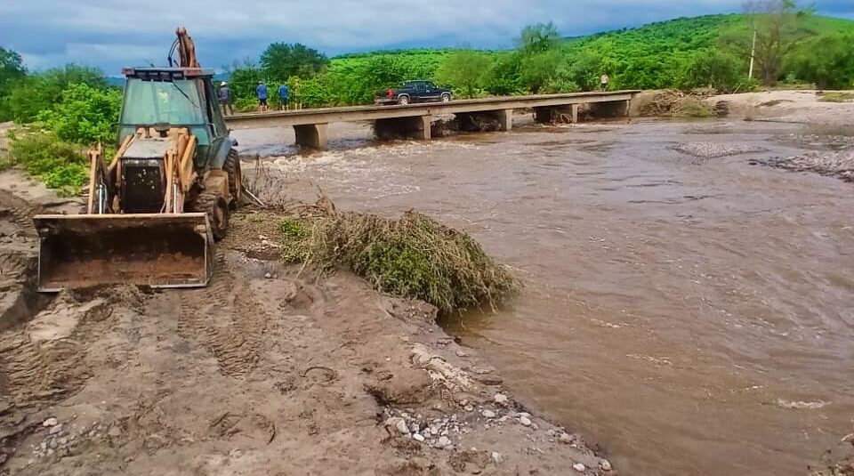 Rehabilitan puente y accesos de Potrero de los Soto dañados por intensas lluvias en El Fuerte
