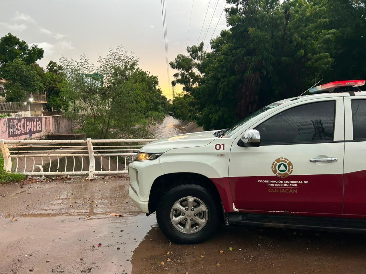 Rescatan a 4 personas que fueron arrastradas por un arroyo en Carrizalejo, Culiacán