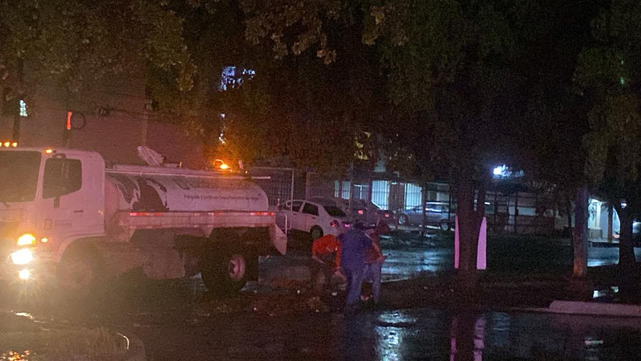 Rescatan a 4 personas que fueron arrastradas por un arroyo en Carrizalejo, Culiacán