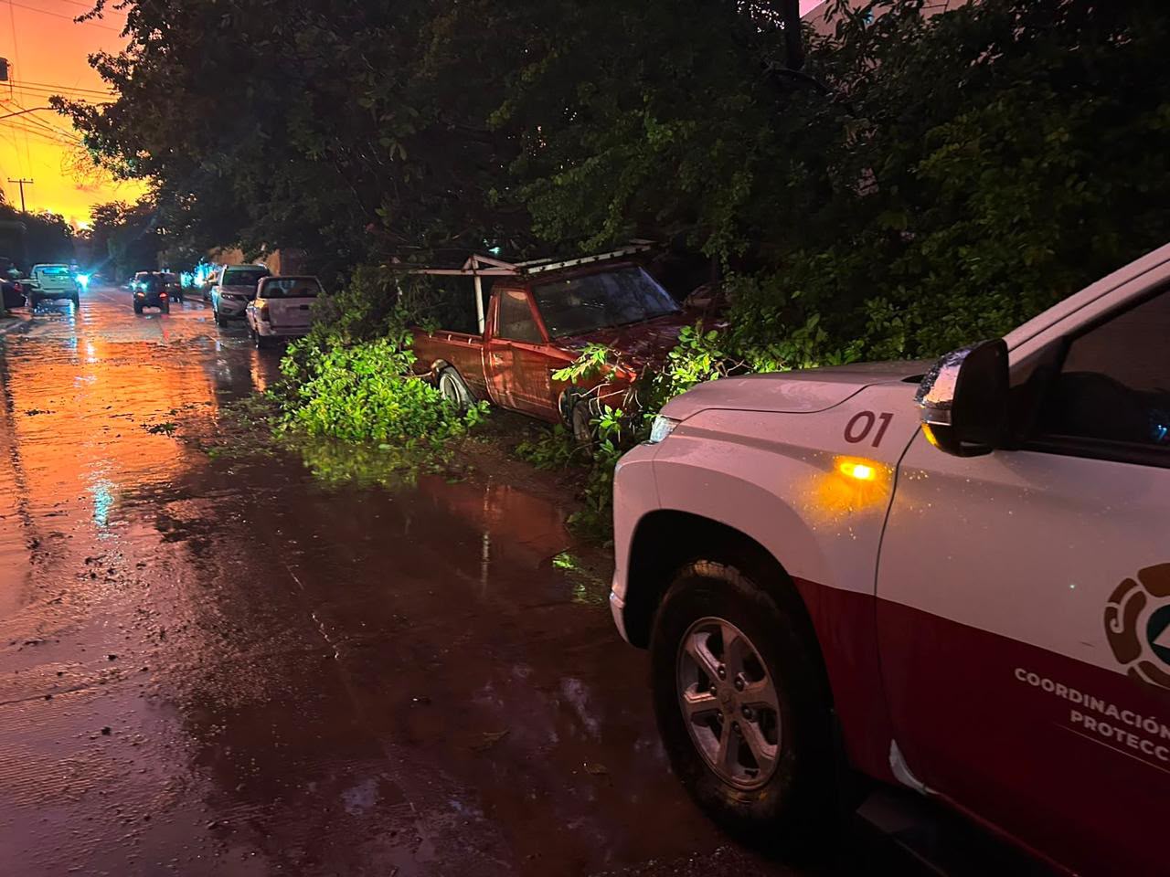 Rescatan a 4 personas que fueron arrastradas por un arroyo en Carrizalejo, Culiacán
