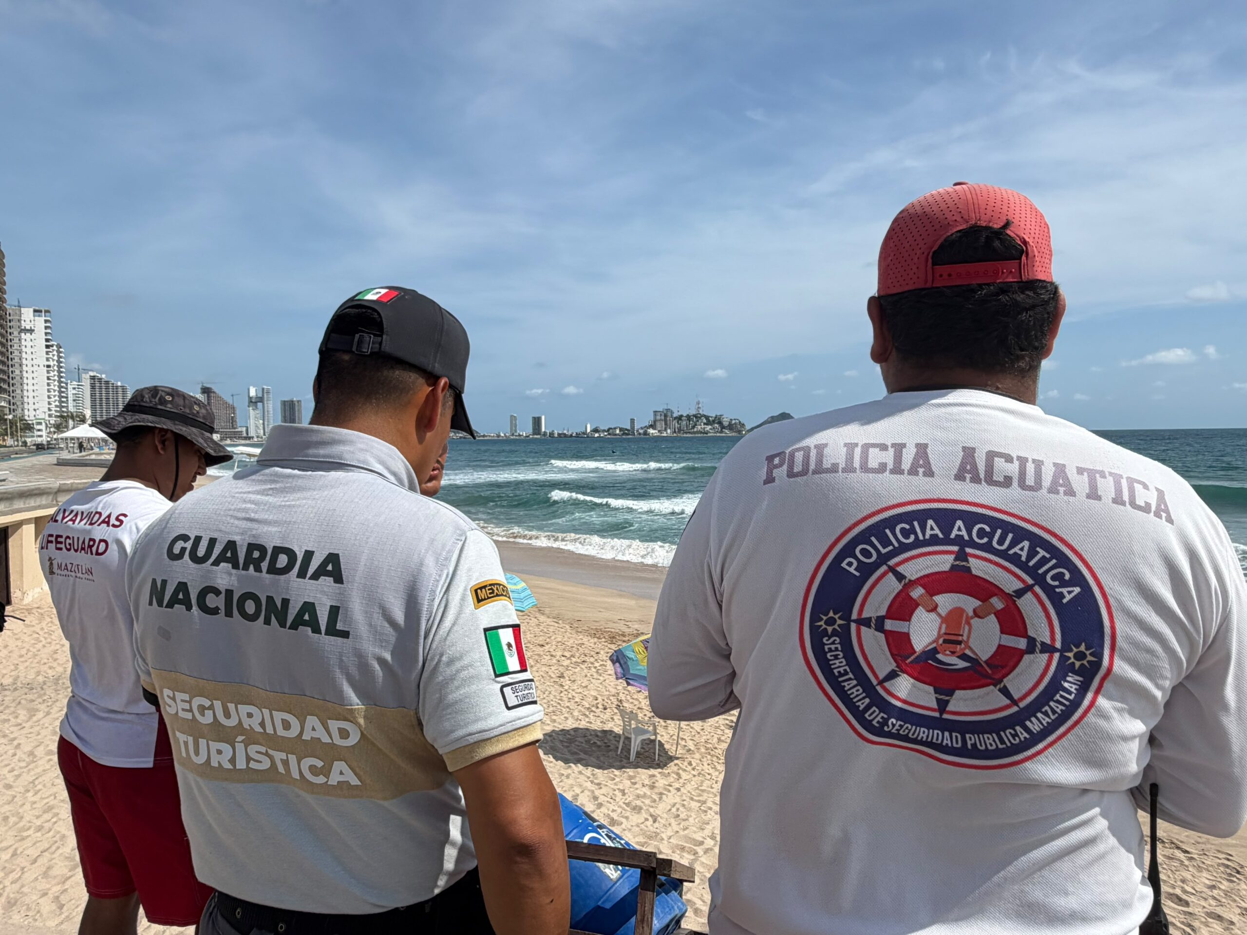 Rescatan a joven turista arrastrado por corriente de retorno en playa de Mazatlán