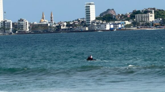 Rescatan a joven turista arrastrado por corriente de retorno en playa de Mazatlán