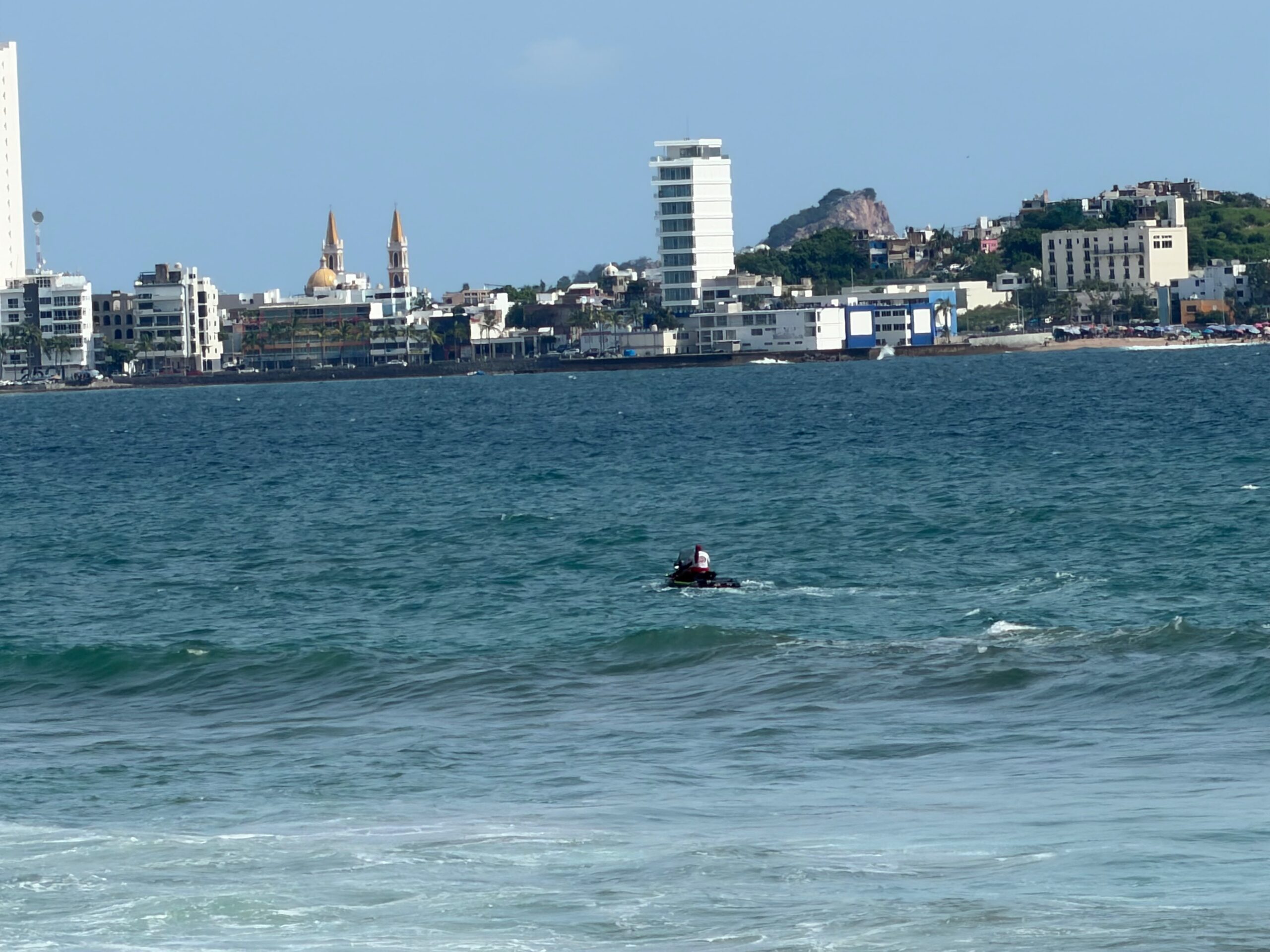 Rescatan a joven turista arrastrado por corriente de retorno en playa de Mazatlán