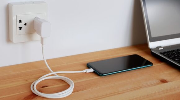 ¿Dejas el cargador conectado aunque no estés cargando el celular? Esto es lo que podría pasar