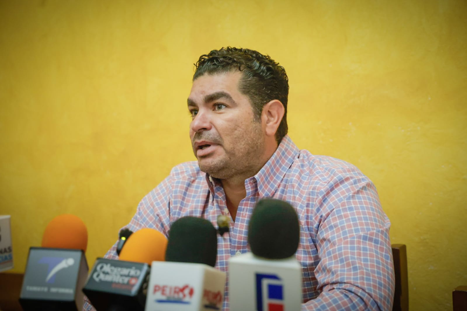Rodolfo Valenzuela en conferencia en Culiacán