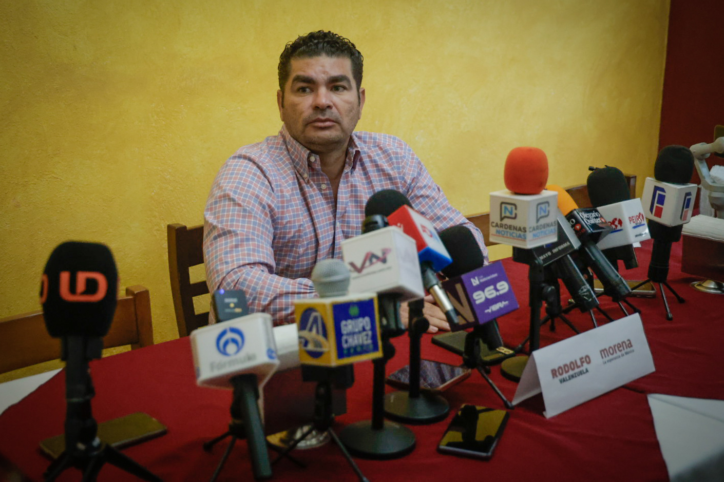 Rodolfo Valenzuela en conferencia en Culiacán