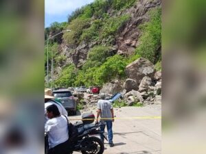 Se desgaja el cerro El Crestón en Mazatlán