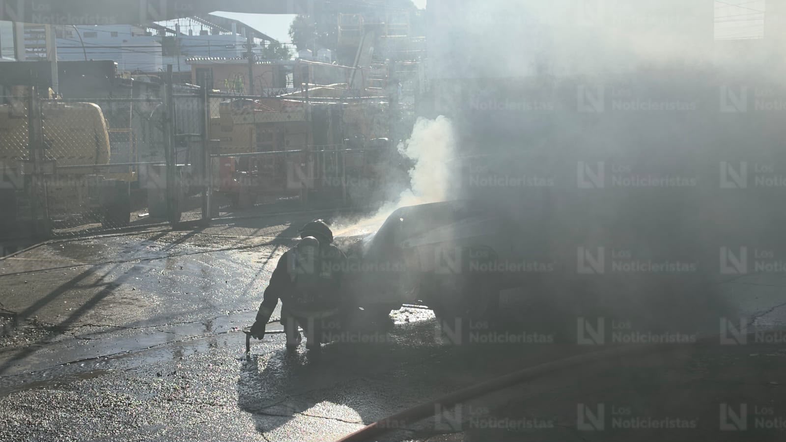 Se incendia camioneta en la Jorge Almada de Culiacán, no hay lesionados