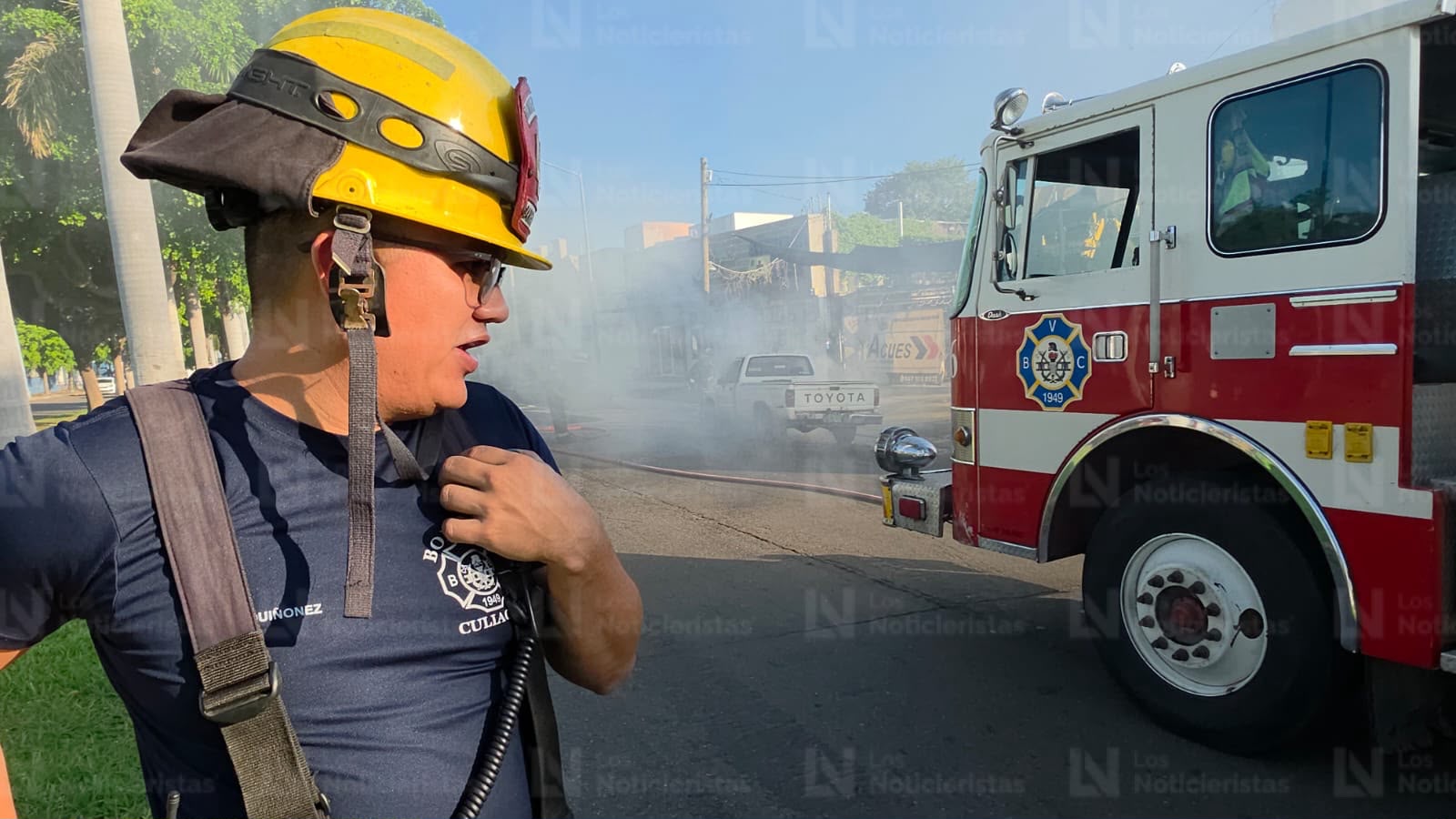 Se incendia camioneta en la Jorge Almada de Culiacán, no hay lesionados