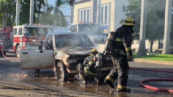 Se incendia camioneta en la Jorge Almada de Culiacán, no hay lesionados