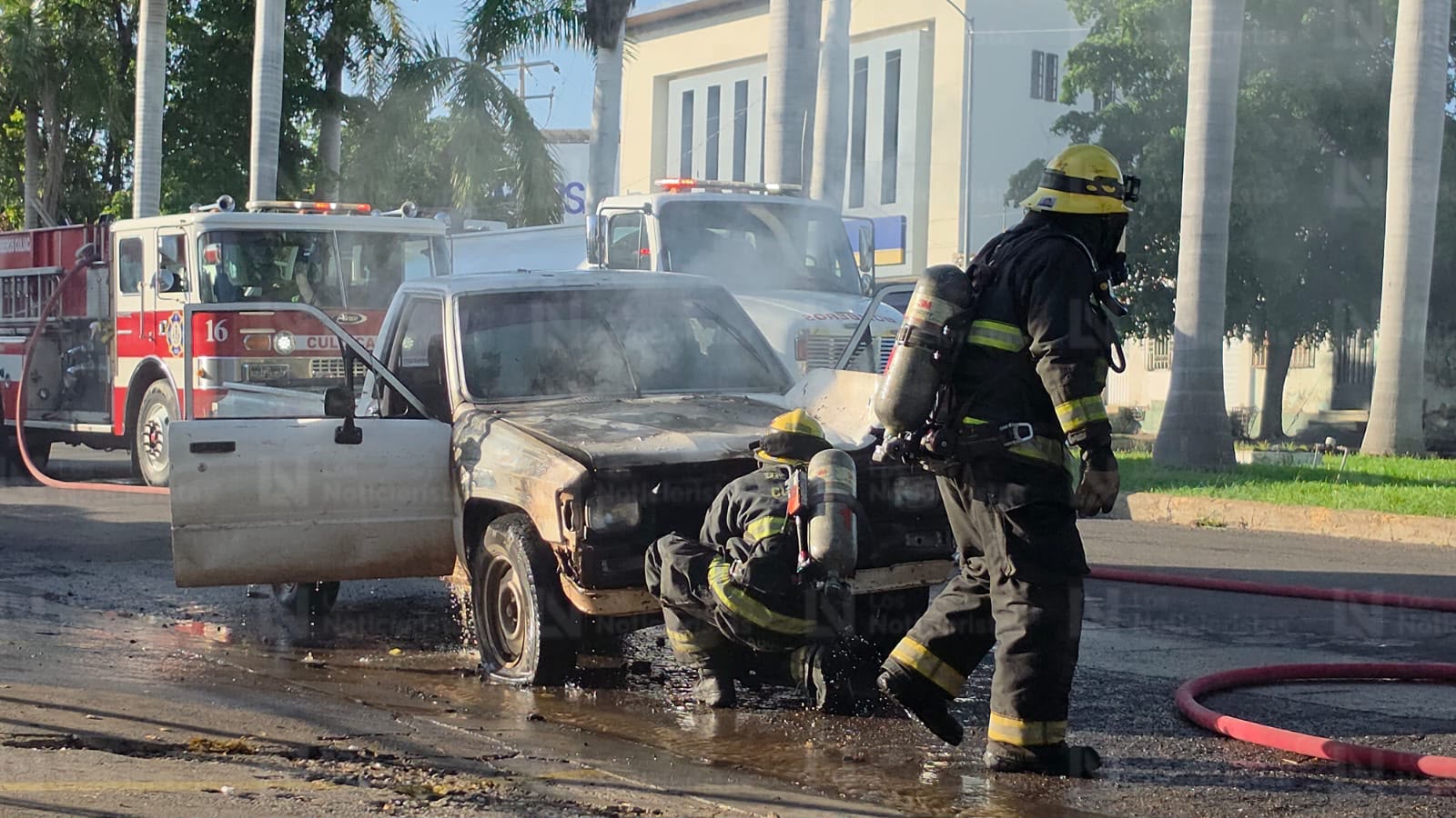 Se incendia camioneta en la Jorge Almada de Culiacán, no hay lesionados