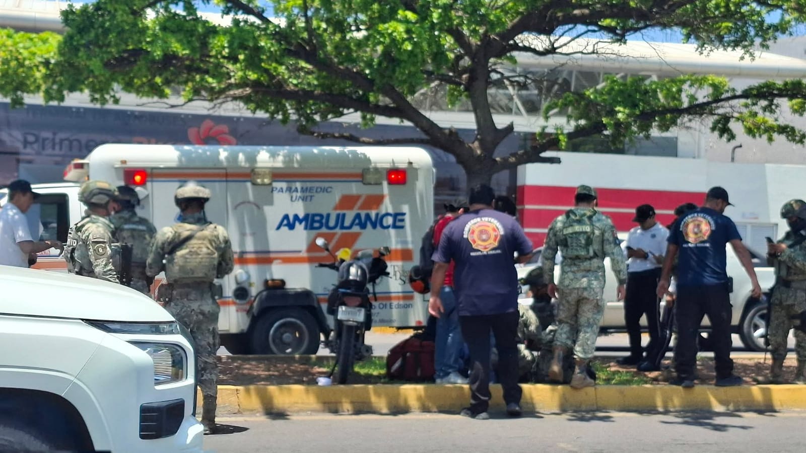Se registra accidente entre motociclista y grúa sobre avenida Internacional México 15