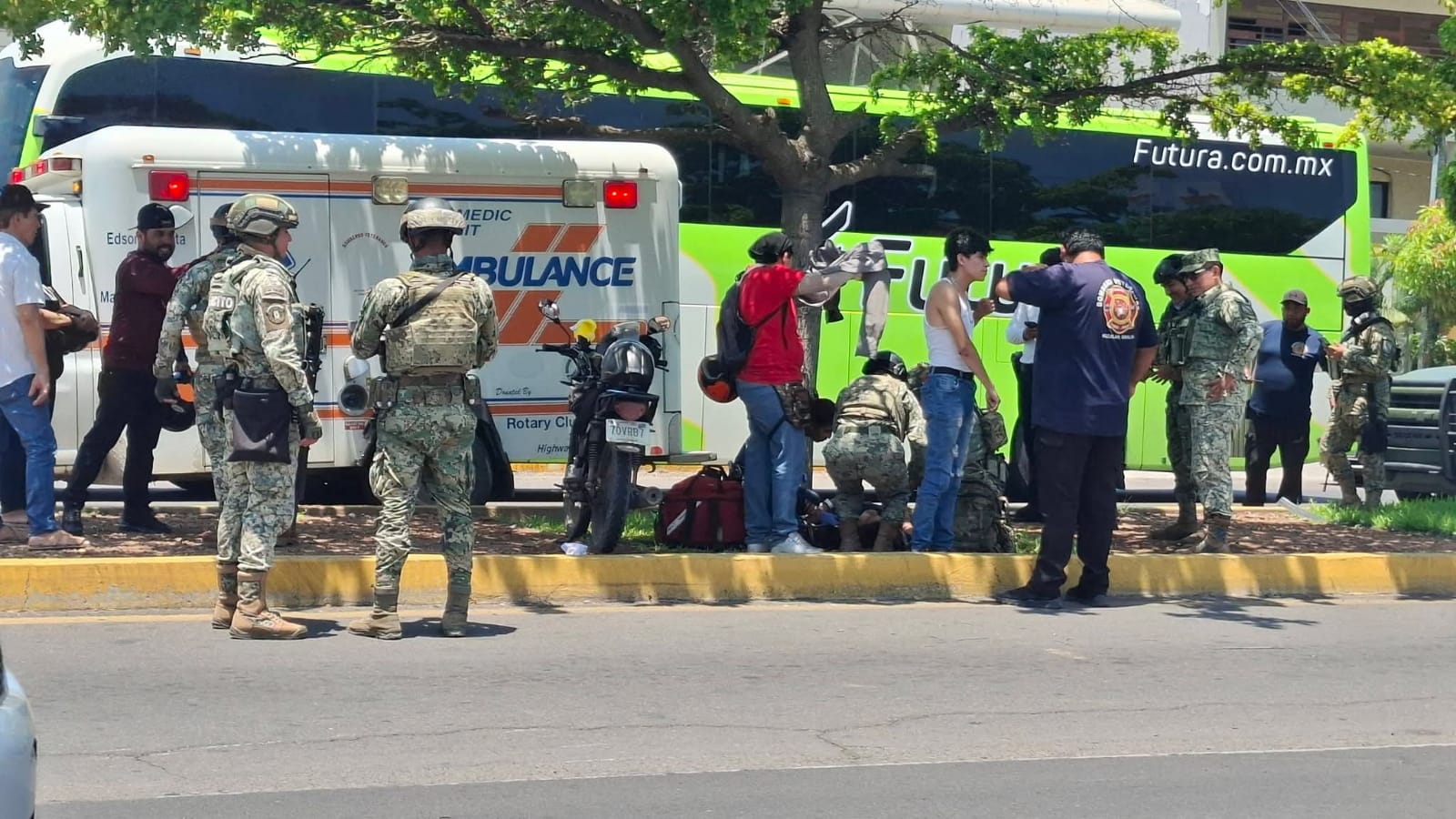 Se registra accidente entre motociclista y grúa sobre avenida Internacional México 15