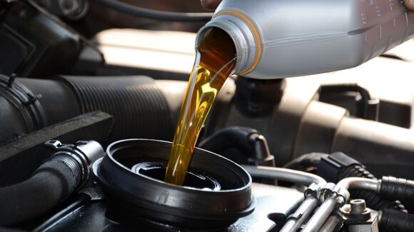 ¿Cada cuánto debes cambiar el aceite de tu auto? Estas son las señales de alerta