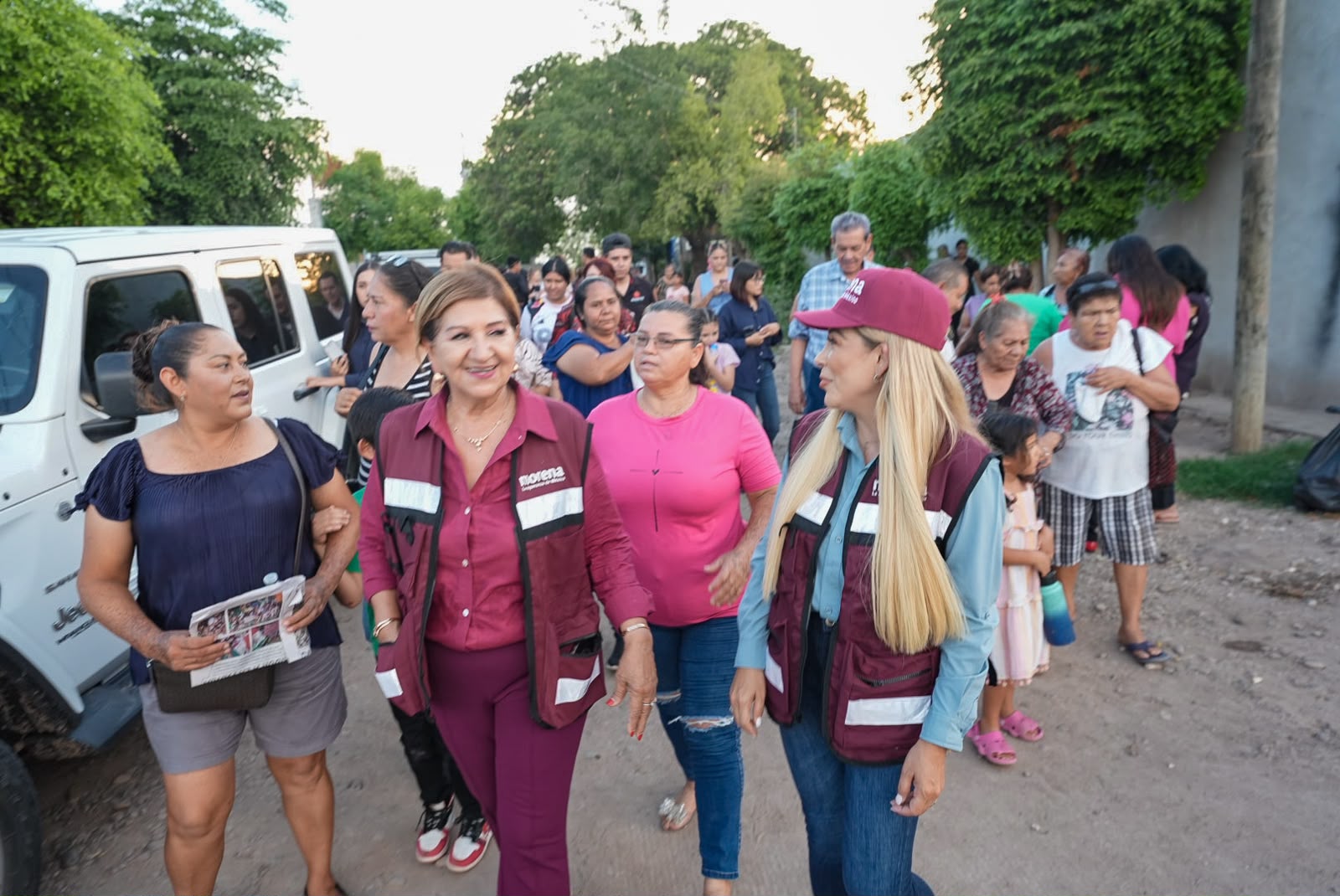 Tere Guerra en reunión en colonias