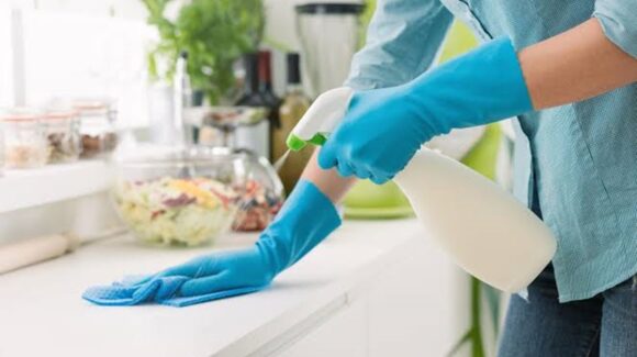¿Cómo quitar la grasa acumulada de los muebles de cocina? Sigue estos tips