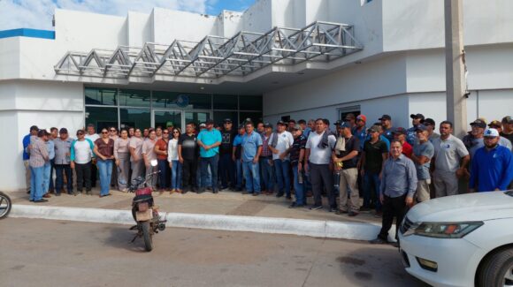 Sindicalizados de la Japasa se manifiestan en la paramunicipal por presuntos incumplimientos al contrato colectivo, en Guamúchil