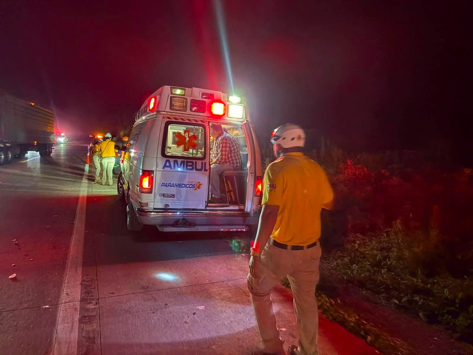 Tráiler y grua generan accidente y dejan a tres lesionados en la Mazatlán-Escuinapa