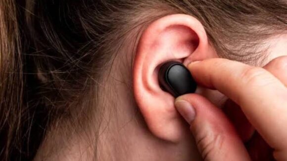 Uso excesivo de audífonos provoca pérdida auditiva en jóvenes, alertan especialistas