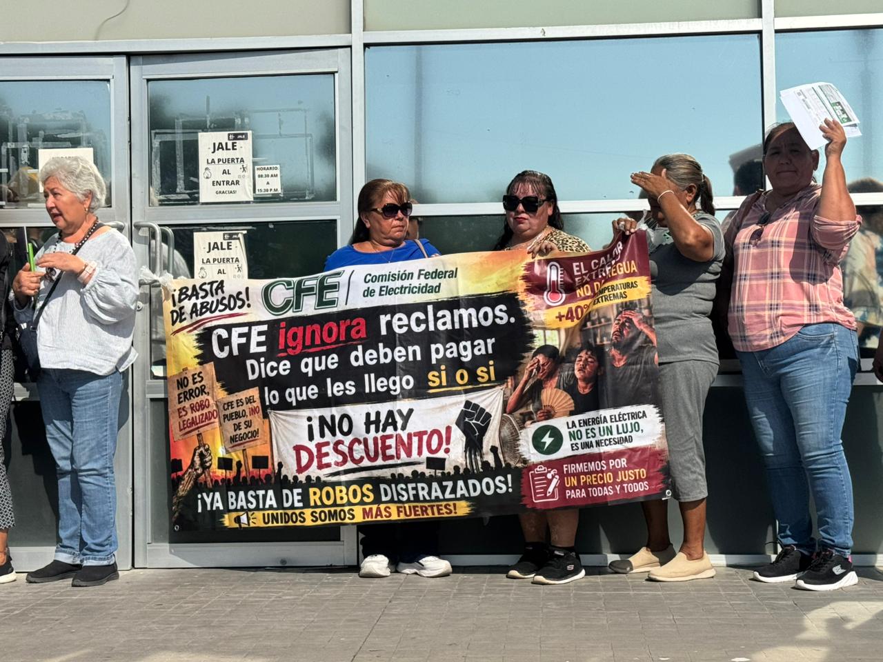 Usuarios protestan en Profeco por altos cobros de CFE; rechazan convenios para pagar adeudos