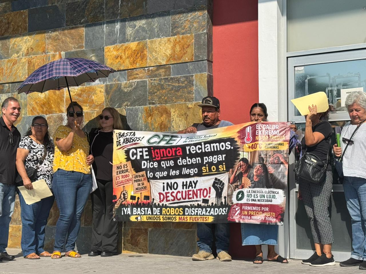 Usuarios protestan en Profeco por altos cobros de CFE; rechazan convenios para pagar adeudos