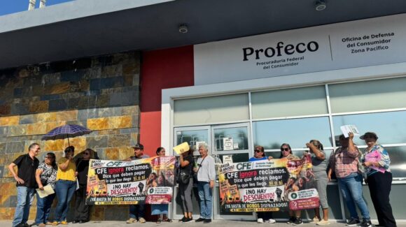 Usuarios protestan en Profeco por altos cobros de CFE; rechazan convenios para pagar adeudos
