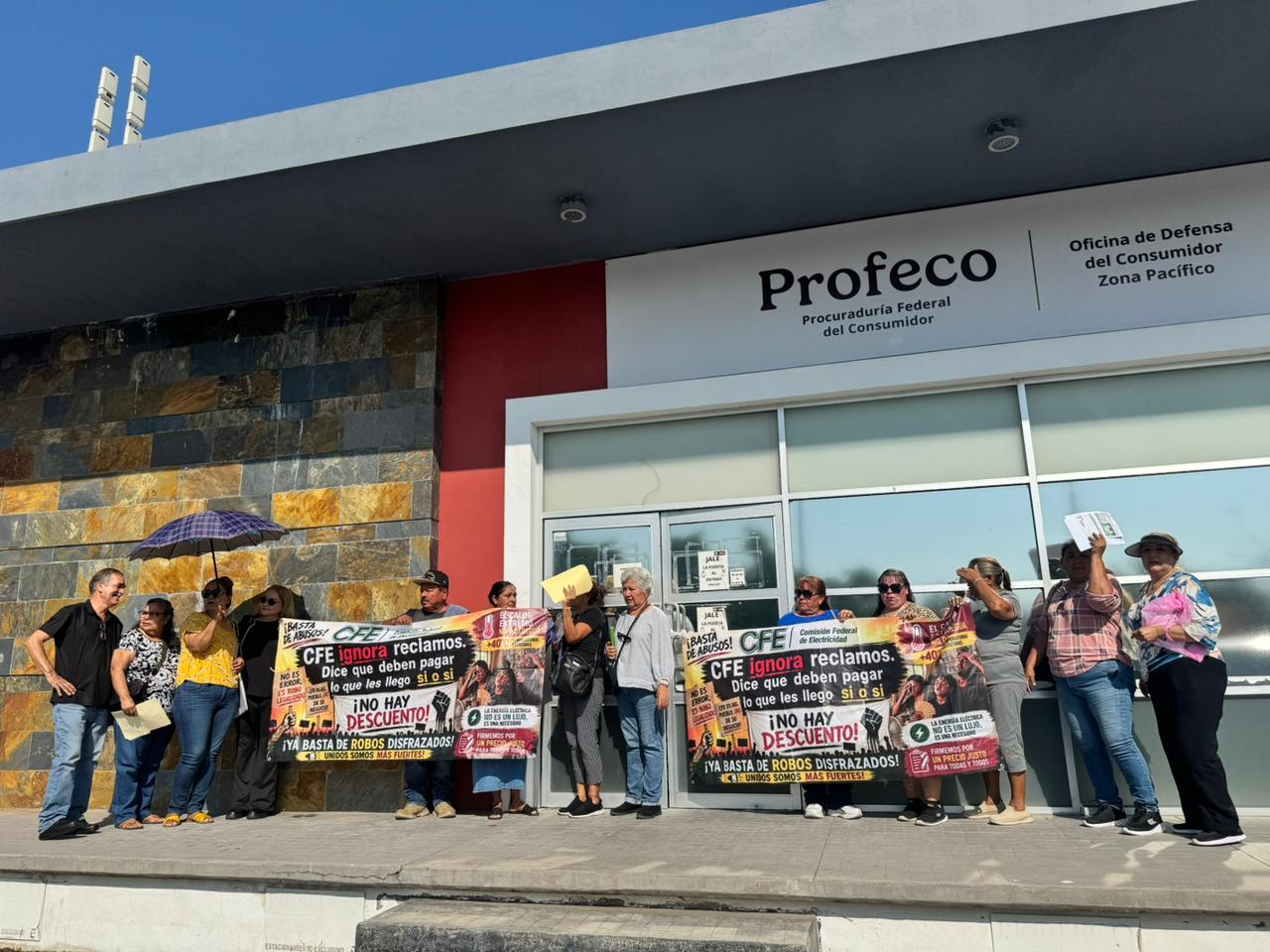 Usuarios protestan en Profeco por altos cobros de CFE; rechazan convenios para pagar adeudos