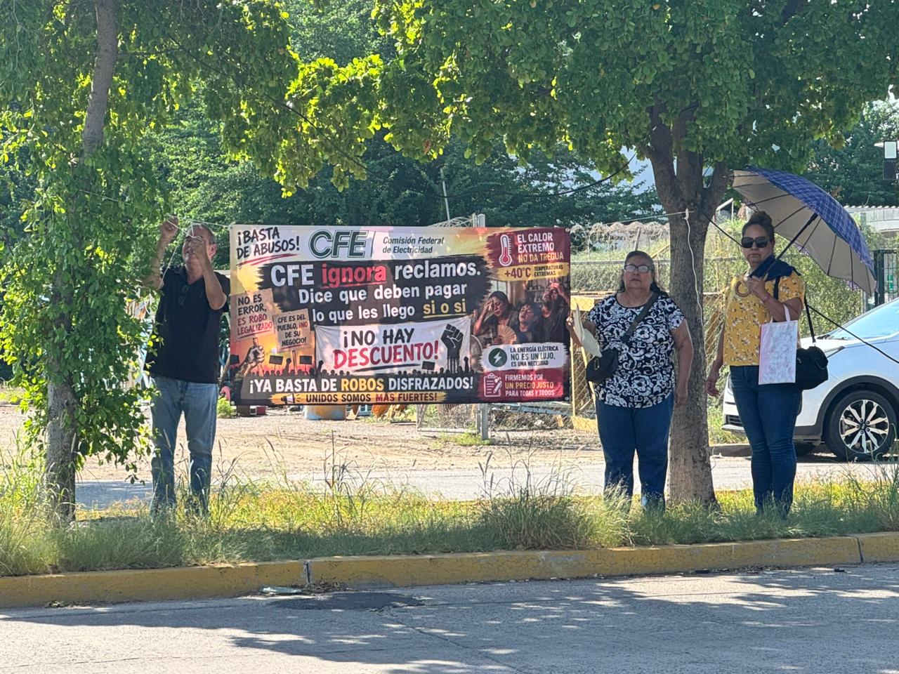Usuarios protestan en Profeco por altos cobros de CFE; rechazan convenios para pagar adeudos