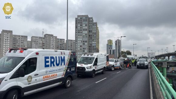 Volcadura de camión en Periférico en CDMX deja 12 trabajadores heridos