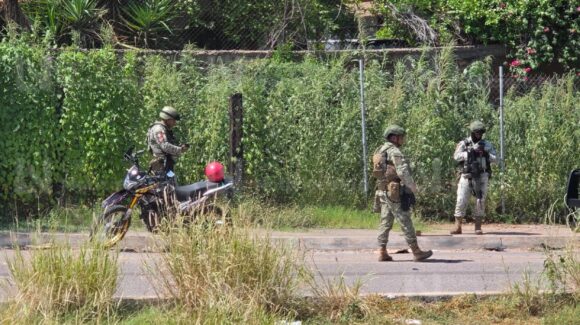 Abandonan arma de fuego corta en un vehículo y una motocicleta tras asesinato en la Toledo de Culiacán
