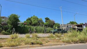 abandonan arma de fuego corta en un vehiculo y una motocicleta tras asesinato en la toledo de culiacan elementos