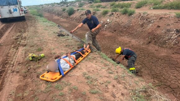 ¡Su familia lo estaba buscando! Don Felipe estuvo dos días atrapado en un dren: Policías de Ahome y Bomberos de Los Mochis lo rescataron