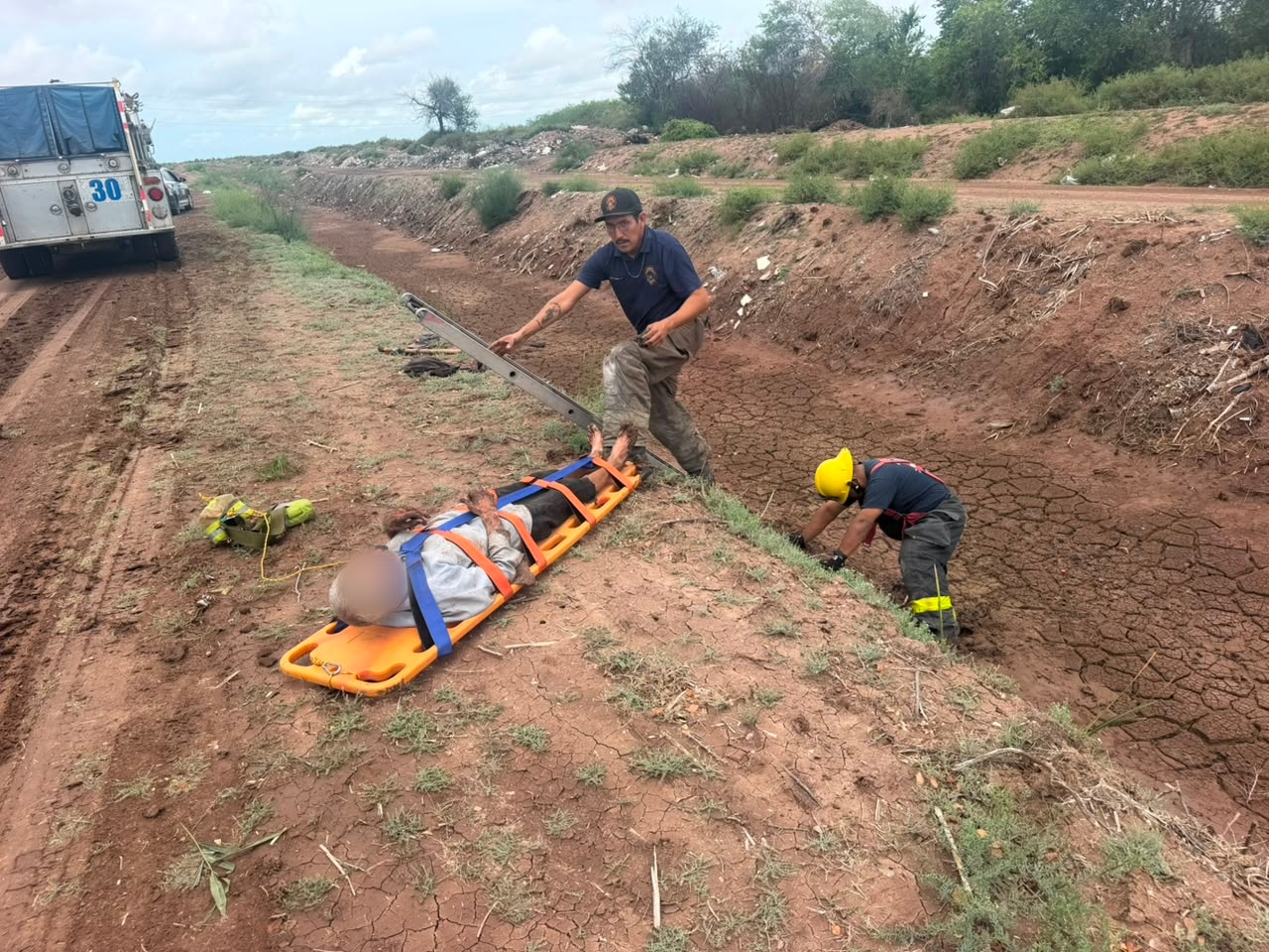 Abuelito queda atrapado en un dren durante dos días