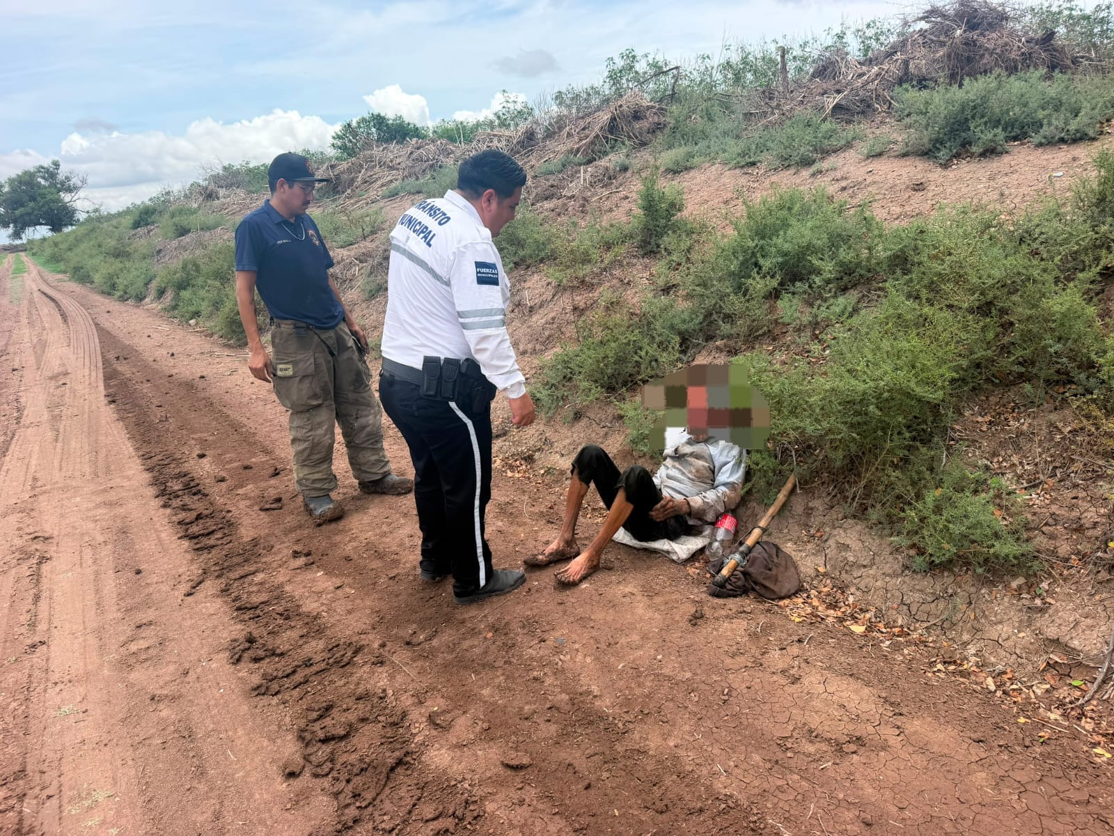 Abuelito queda atrapado en un dren durante dos días