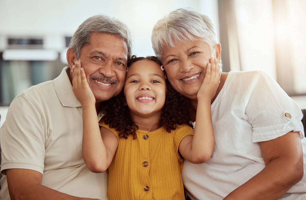 Abuelos con su nieta