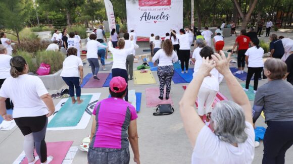 Con yoga, adultos mayores de Mazatlán se preparan para celebrar el Día de los Abuelos