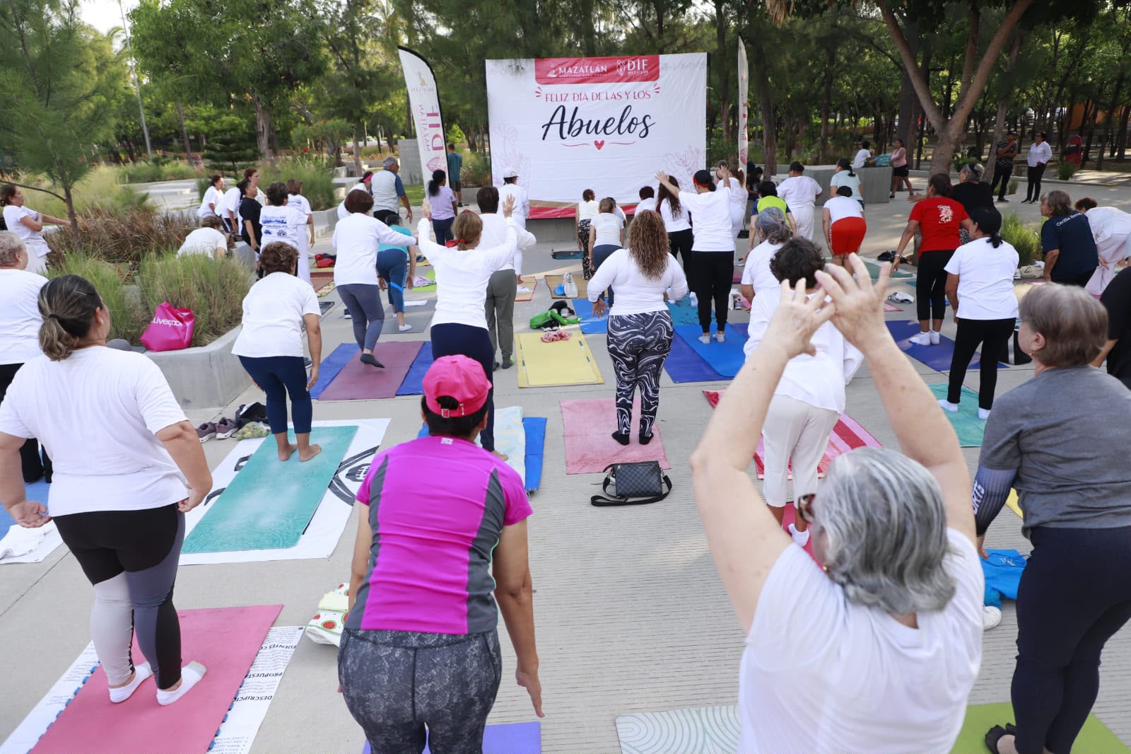 Adutlos haciendo yga en Mazatlán