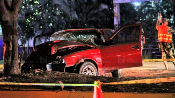 Tres personas mueren y tres resultan heridas tras chocar contra un árbol en la México 15, al sur de Mazatlán, Sinaloa