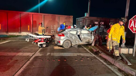 Tren embiste automóvil en Paseo del Atlántico en Mazatlán, Sinaloa; conductor resulta lesionado