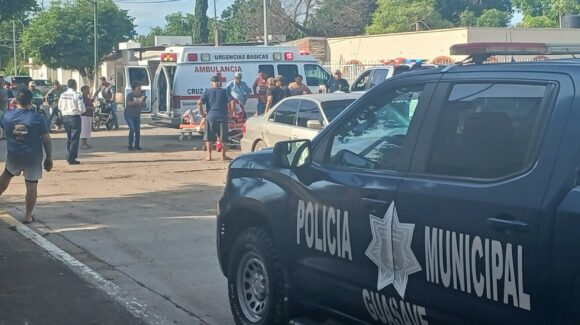 Motociclista resulta lesionado tras choque contra un automóvil en Bamoa Pueblo, Guasave, Sinaloa