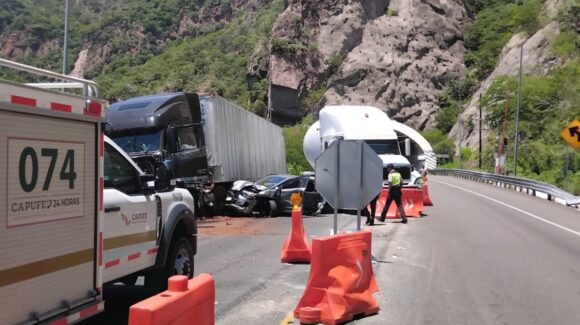 Accidente en la Mazatlán-Durango deja una persona fallecida y cinco heridos