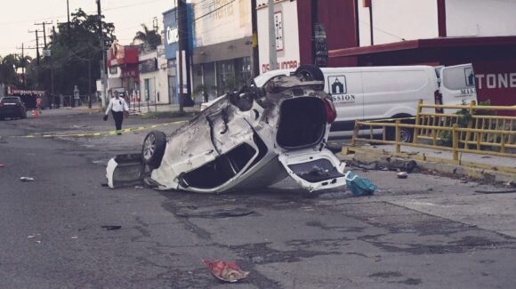 Mujer que viajaba en vehículo de alquiler pierde la vida; el chofer resultó lesionado tras aparatoso accidente en la colonia Jaramillo, en Los Mochis, Sinaloa