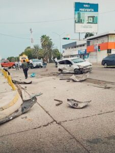 Mujer que viajaba en vehículo de alquiler pierde la vida, en Los Mochis